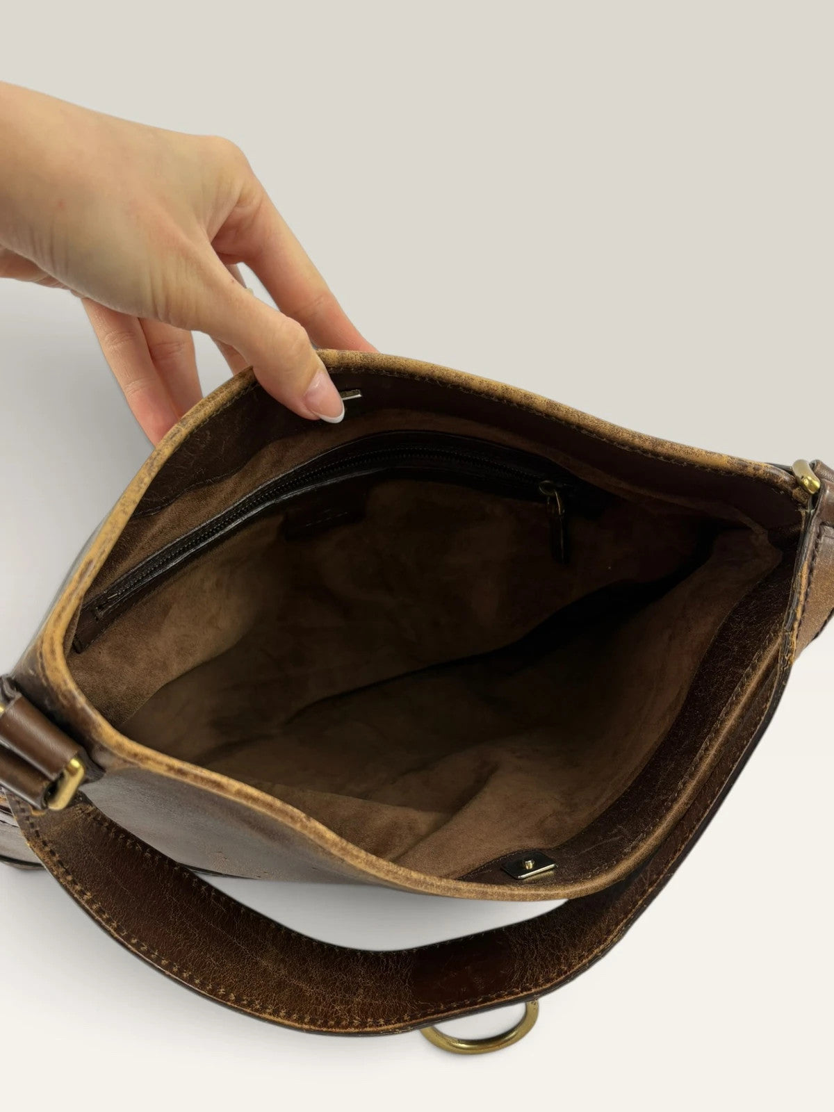 Gucci brown leather shoulder bag oversized interlocking GG logo gold hardware vintage patina