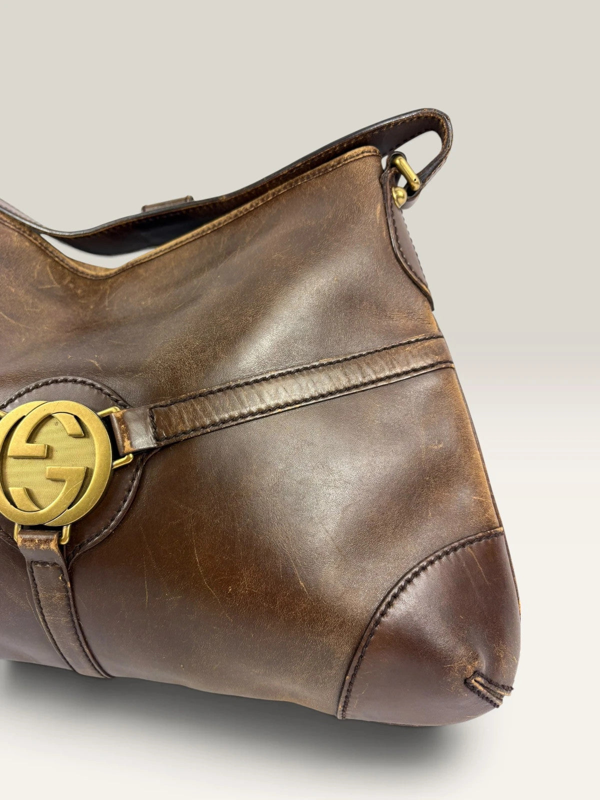 Gucci brown leather shoulder bag oversized interlocking GG logo gold hardware vintage patina
