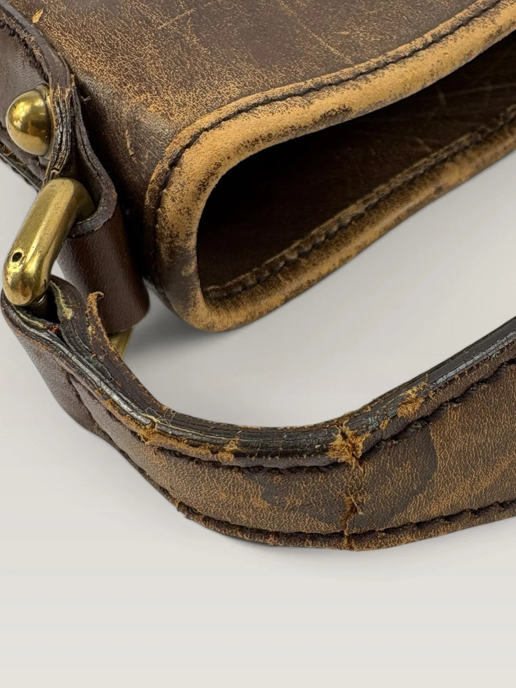 Gucci brown leather shoulder bag oversized interlocking GG logo gold hardware vintage patina