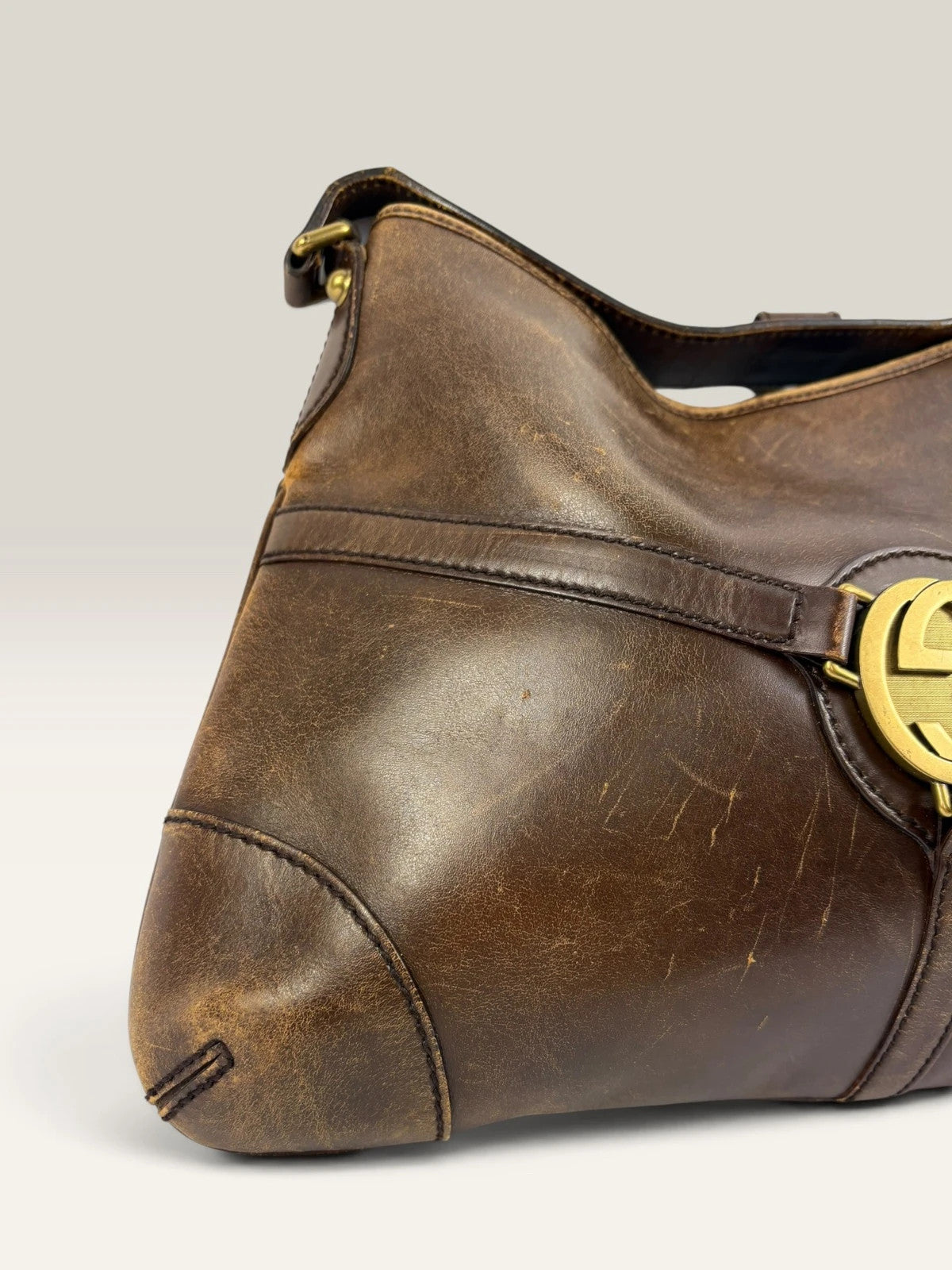 Gucci brown leather shoulder bag oversized interlocking GG logo gold hardware vintage patina